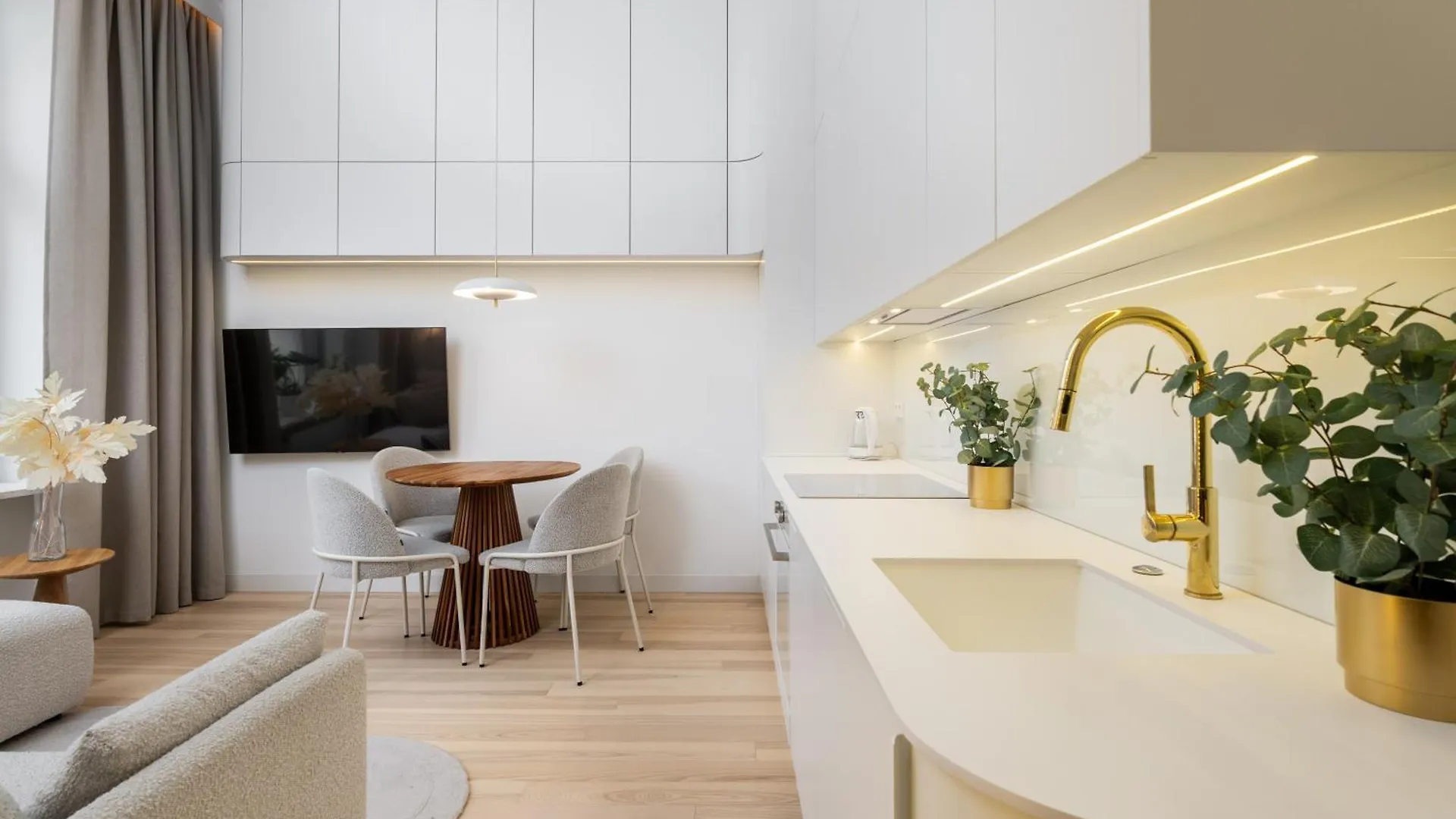 The Champagne Suite City Center Warsaw Apartment