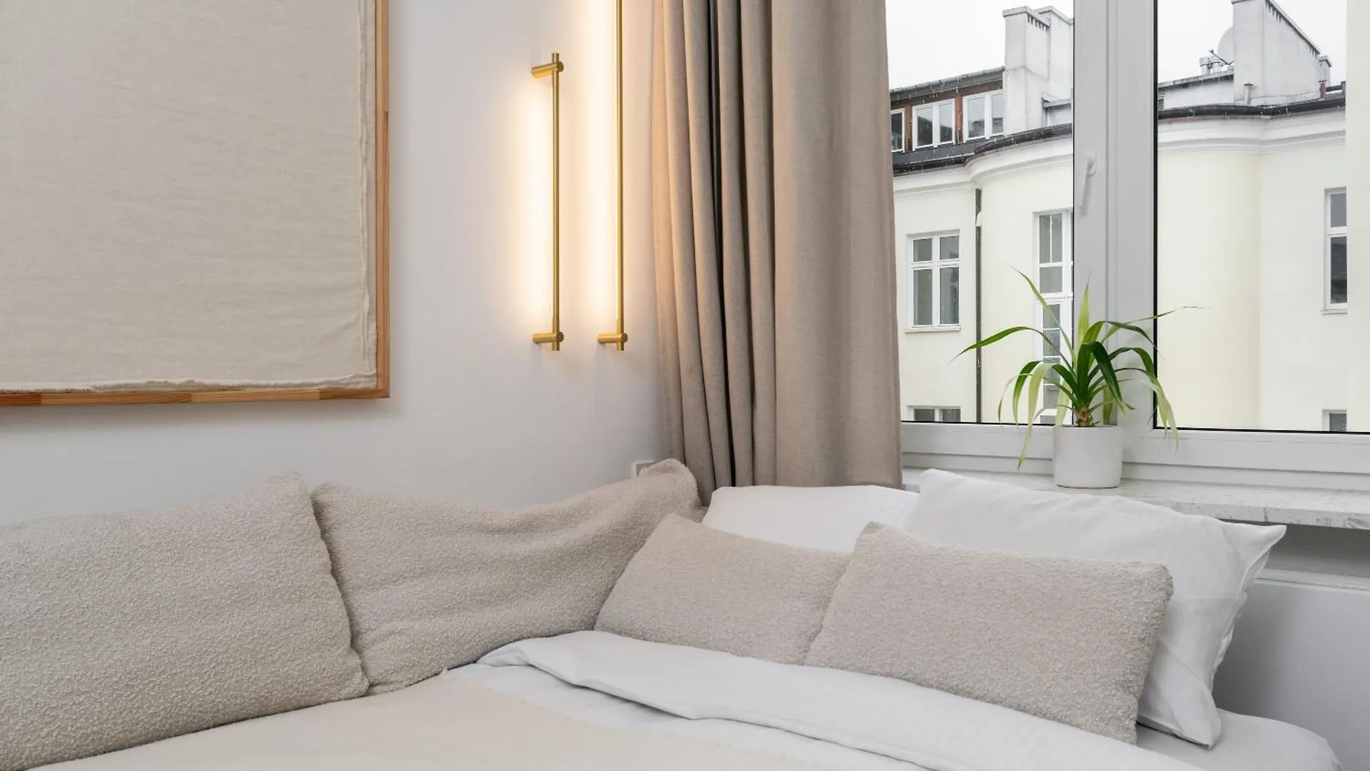 The Champagne Suite City Center Warsaw Apartment