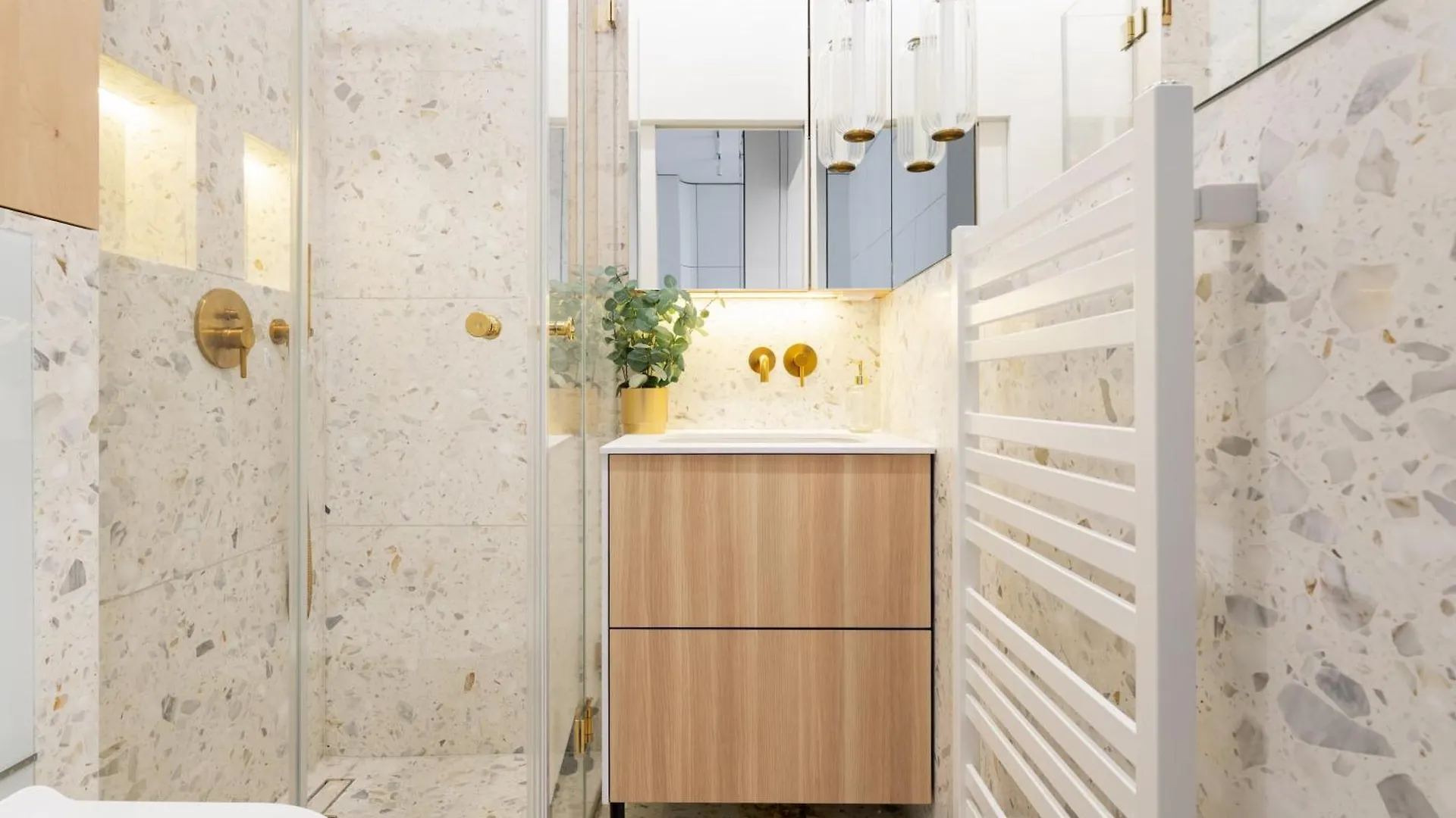 The Champagne Suite City Center Warsaw Poland