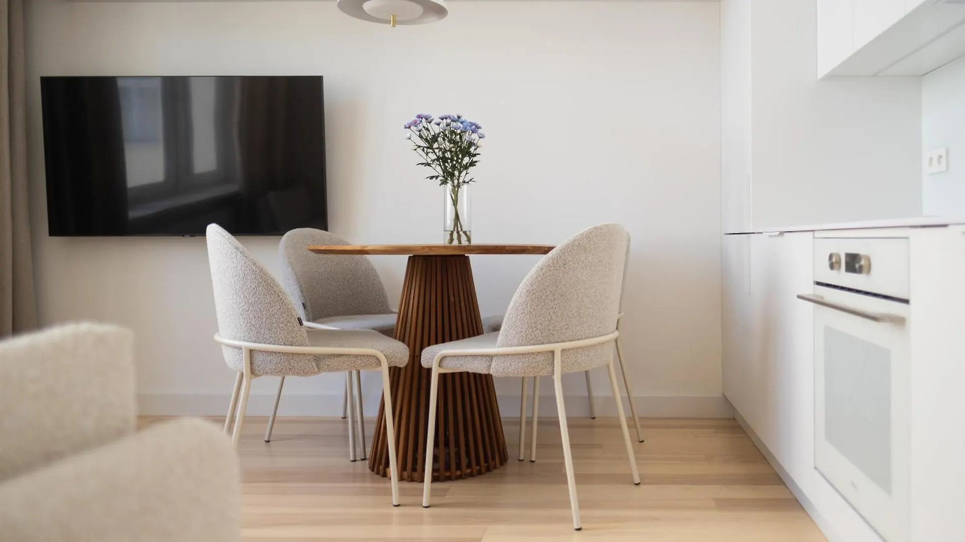 The Champagne Suite City Center Warsaw Apartment